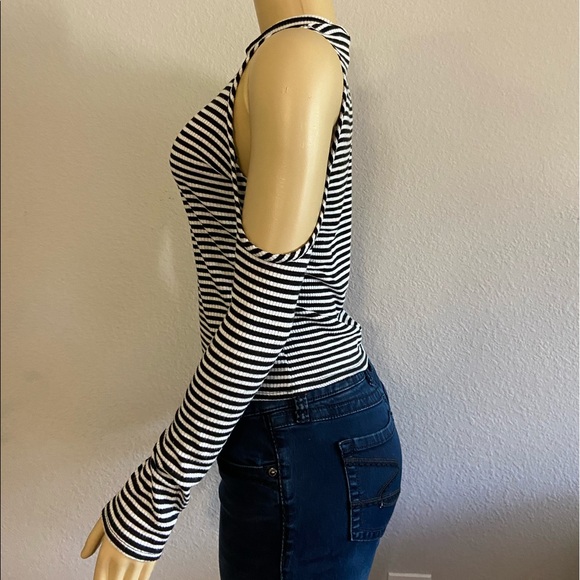 ENOUGH ABOUT ME... off shoulders black and white - Picture 2 of 3